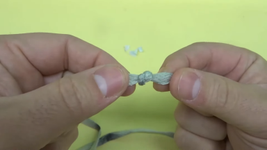 Как развязать узел на шнурках / Источник: YouTube-канал: Helpful DIY