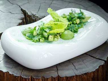 Slide image for gallery: 7195 | В ресторане Sixty нейтральный по вкусу салат из зеленых овощей дополняет мусс из брокколи с васаби – он меняет все