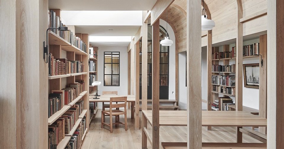 Архитекторы превратили старый коровник в Англии в библиотеку с офисом и кухней