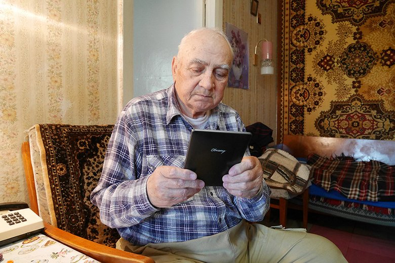 80-летний пользователь ридера PocketBook из Одессы – вероятно, один из самых пожилых в мире. Старшему поколению лучше покупать недорогие ридеры БЕЗ сенсорного экрана.