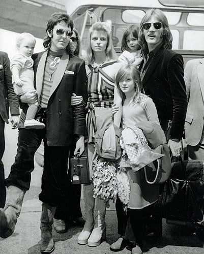 Маленькая Стелла на руках у отца Пола МакКартни, с мамой Линдой и сестрой Хитер (держит за руку Линду), с коллегой Пола по группе The Beatls Ринго Старром и его ребенком, 1973 год