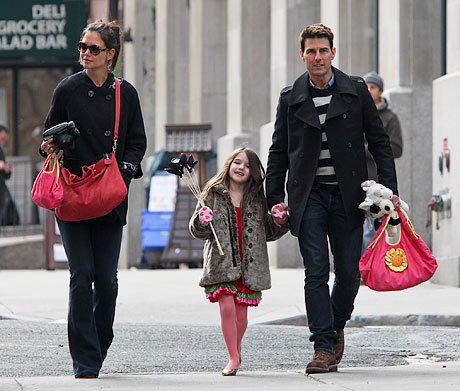 Кэти, Сури и Том на прогулке, Нью-Йорк, декабрь 2011 года