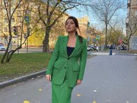 Content image for: 518522 | Жасмин примерила ярко-зеленый костюм Balenciaga