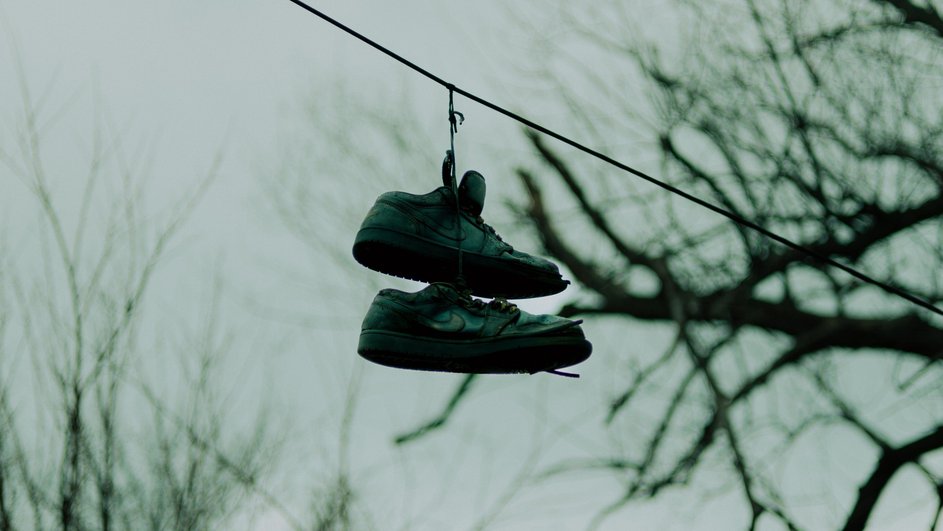 Иногда кроссовки на проводах символизируют чью-то трагическую смерть