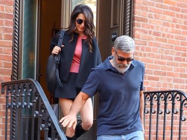Slide image for gallery: 11410 | Амаль Клуни в мини-юбке в Нью-Йорке