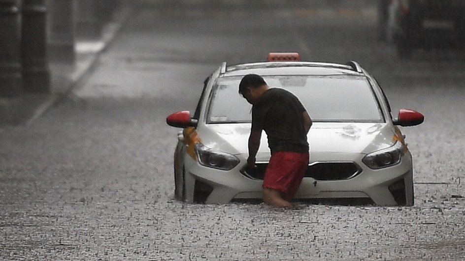 Автомобиль на одной из улиц в Москве во время дождя. Потоп