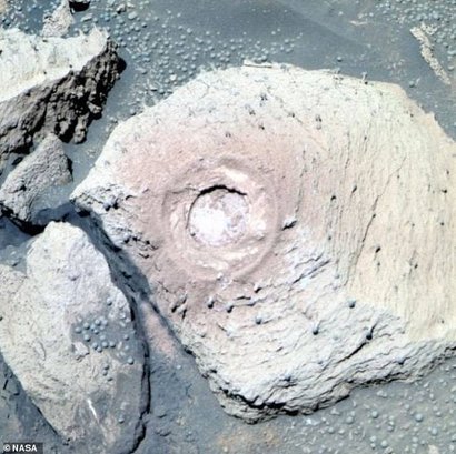 Странные структуры на камне внизу слева — «марсианские грибы». Фото: NASA / Daily Mail