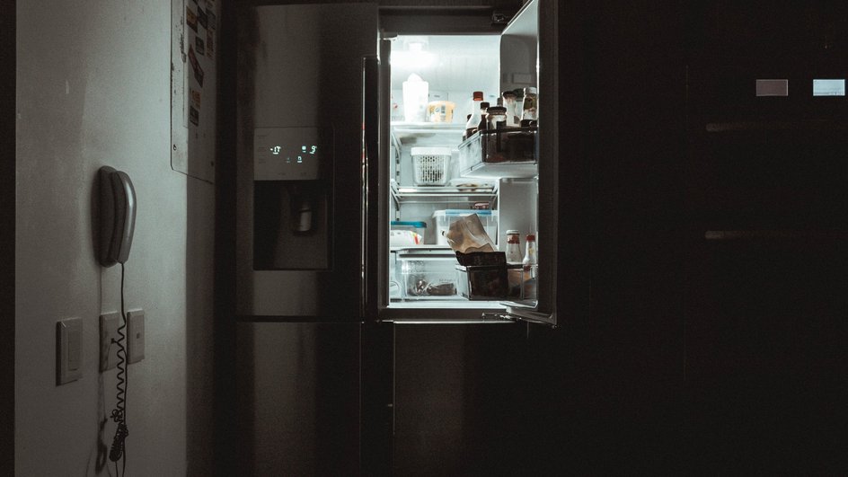 Открытый холодильник ночью