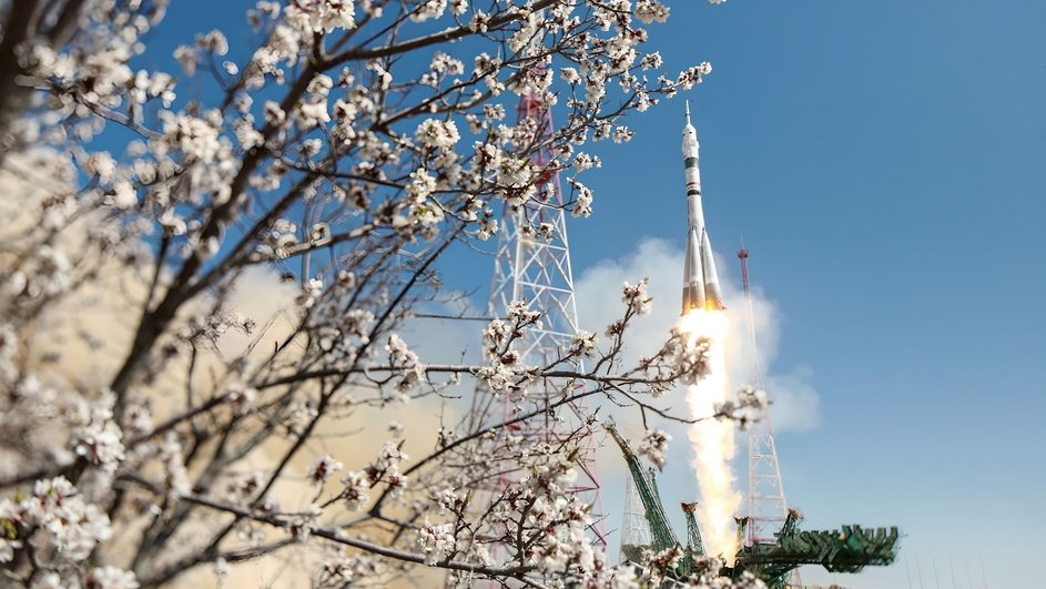 Ракета летит в космос Ракета летит в космос