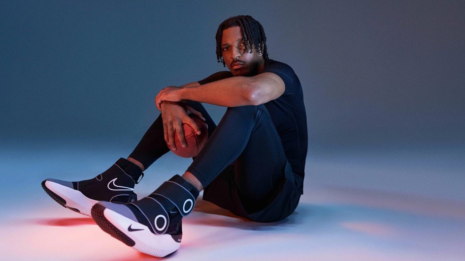 футболист в Nike Hyperboot