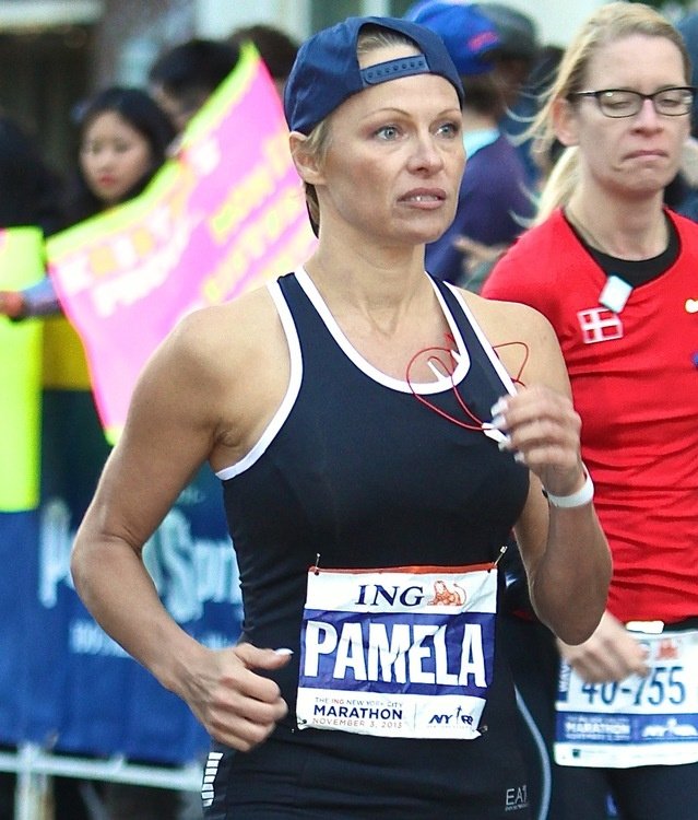 Памела Андерсон пробежала 42 километра