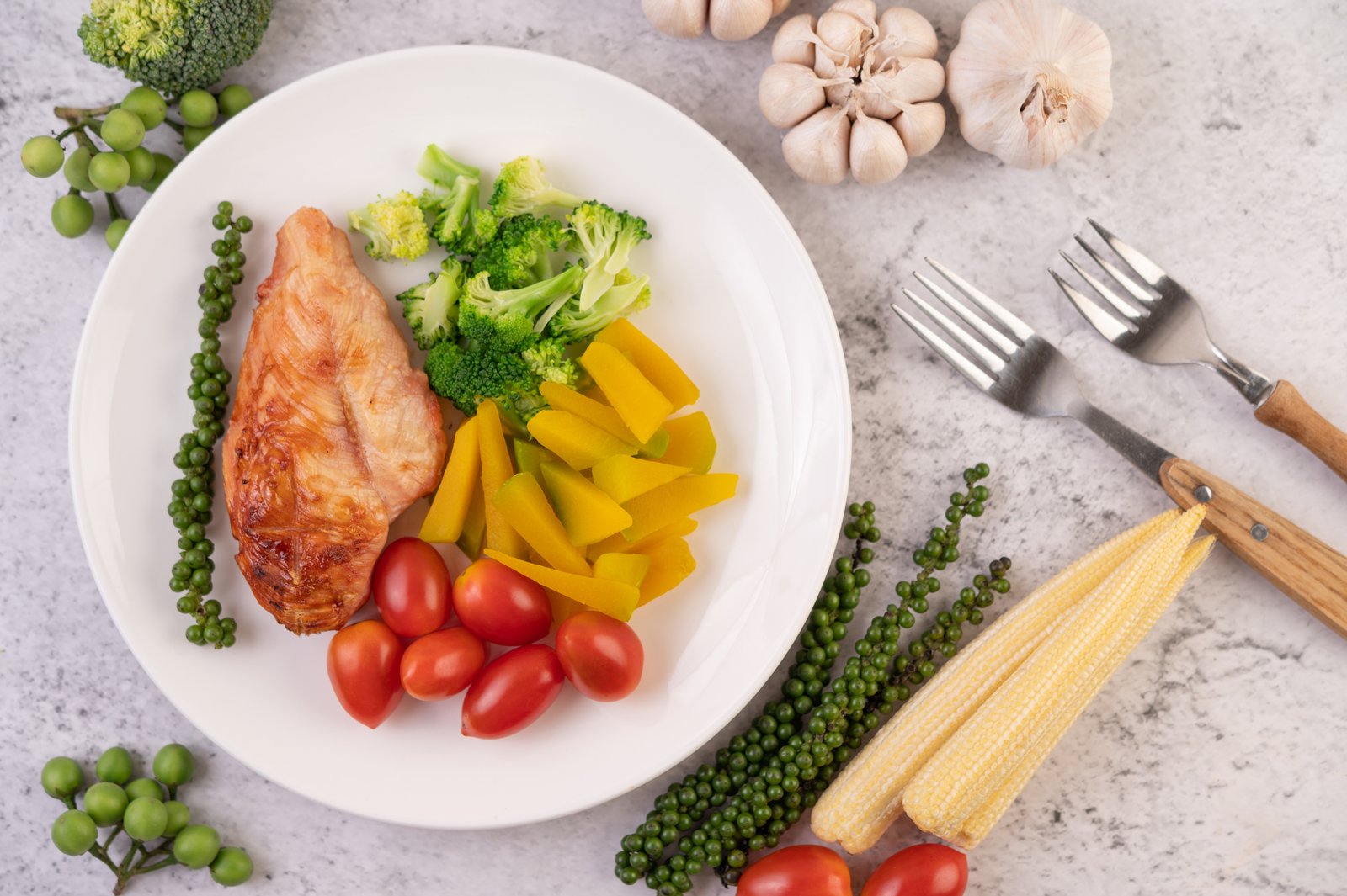 Как приготовить диетическую курицу с овощами в духовке
