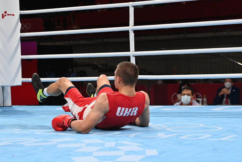 Украинский боксёр Хижняк стал серебряным медалистом Олимпиады, проиграв нокаутом в финале