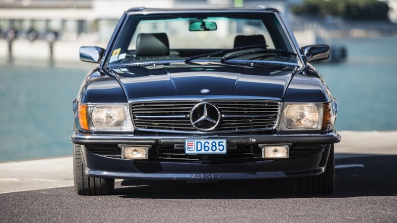 slide image for gallery: 21001 | Mercedes-Benz SL 1986