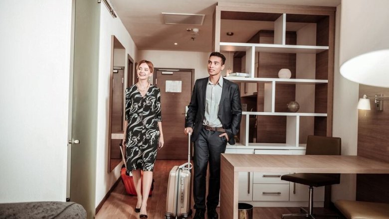 Мужчина и женщина с чемоданами арендовали апартаменты.