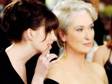 Энн Хэтэуэй и Мэрил Стрип в фильме «Дьявол носит Prada»
