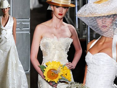 Slide image for gallery: 542 | Свадебные шляпки и необычные букетики невесты от Carolina Herrera