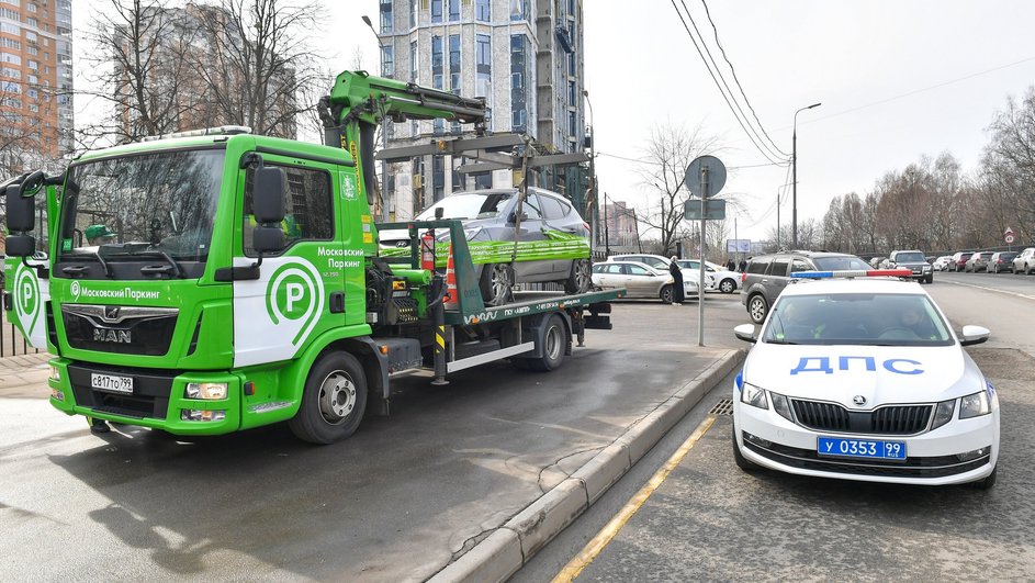 Работа инспекторов «Московского паркинга» по эвакуации автомобилей за нарушения правил парковки