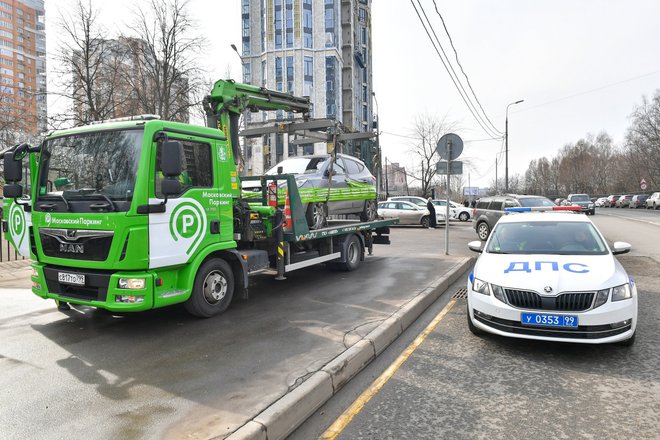 Работа инспекторов «Московского паркинга» по эвакуации автомобилей за нарушения правил парковки Работа инспекторов «Московского паркинга» по эвакуации автомобилей за нарушения правил парковки