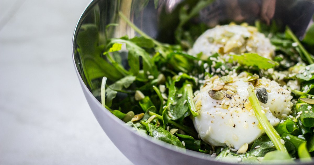 Салат с щавелем и яйцом и огурцом рецепт с фото