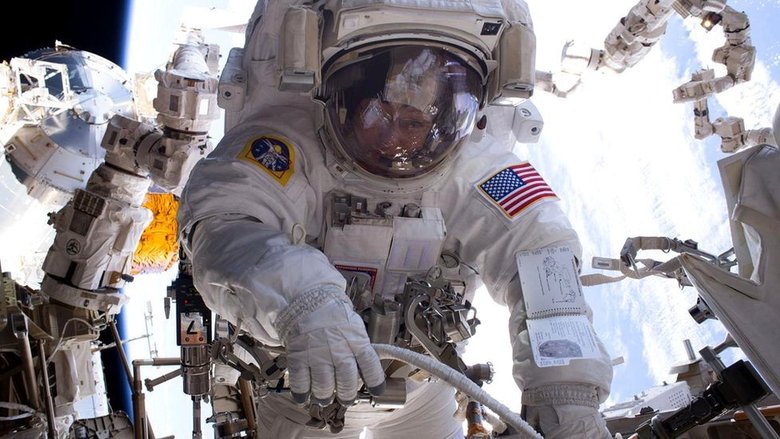 Скафандры должны быть достаточно прочными, чтобы выдерживать долгие полеты, но и достаточно гибкими, чтобы космонавтам было в них удобно. Фото: NASA