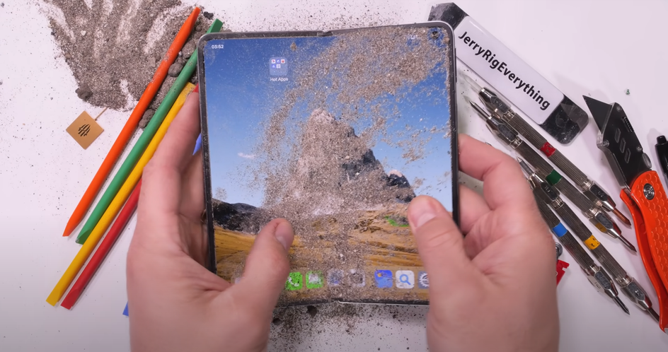 OPPO Find N5 испытание песком OPPO Find N5 испытание песком