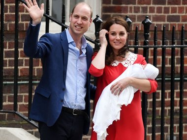 Slide image for gallery: 8416 | Принц Уильям и Кейт Миддлтон с новорожденным принцем
