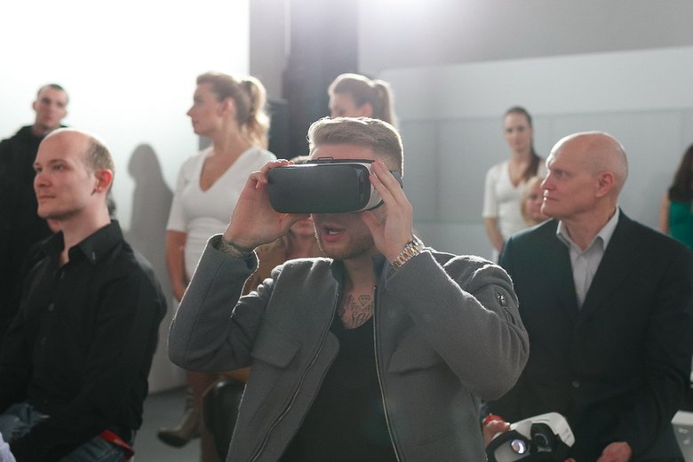 Егор Крид примерил очки виртуальной реальности