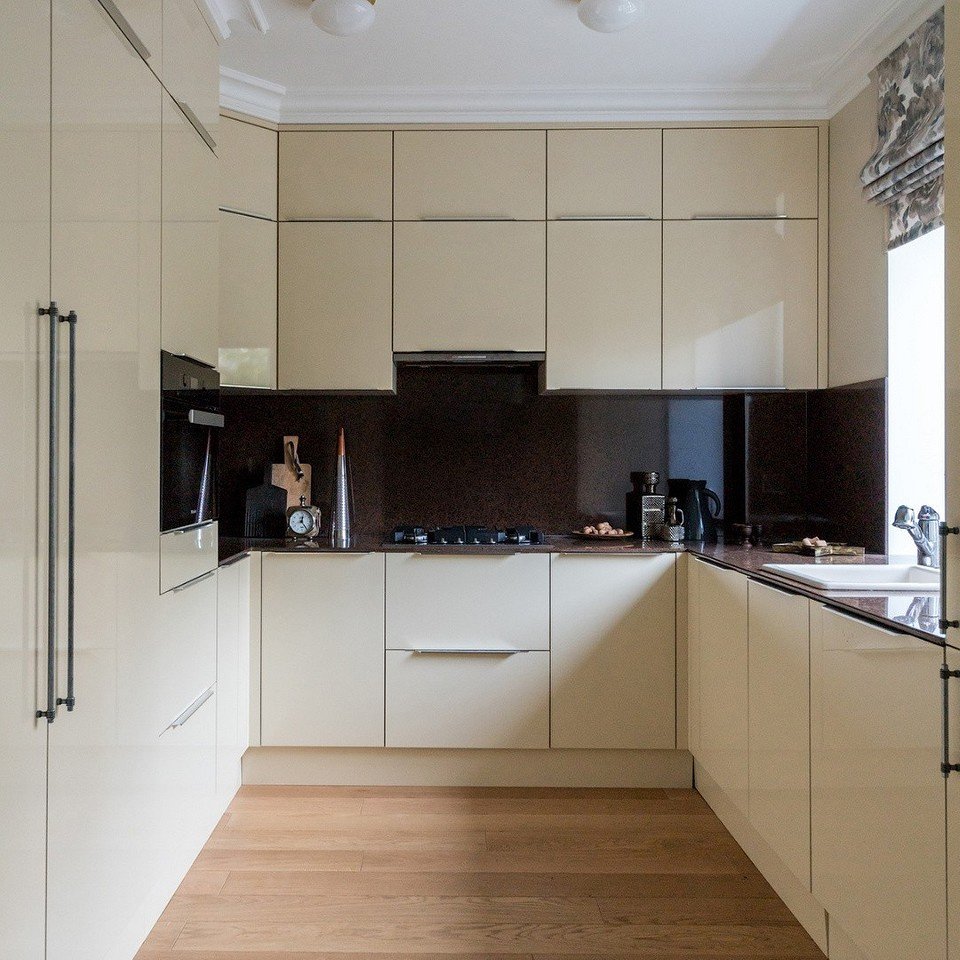 Угловые кухни с высокими потолками фото
