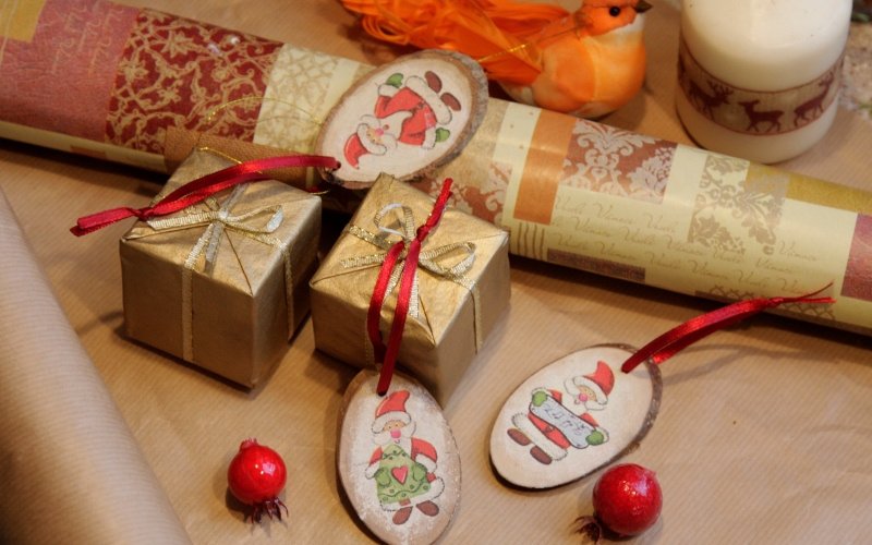 Украсьте подарочную упаковку деревянными подвесками