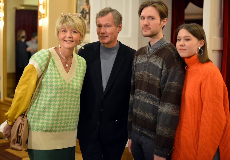 Юлия Меньшова с семьей Юлия Меньшова с семьей