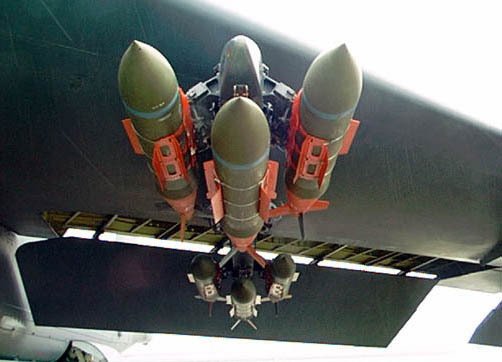 Бомбы JDAM на внешней подвеске стратегического бомбардировщика B-52 Stratofortress / Wikimedia