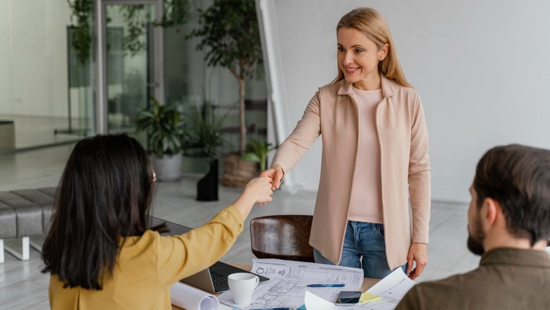 Женщину приняли на работу и пожимают руку. Женщину приняли на работу и пожимают руку.