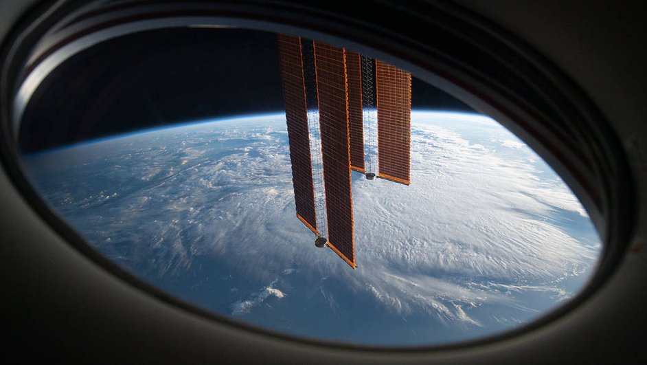 Снимок Земли через иллюминатор, сделанный на МКС.