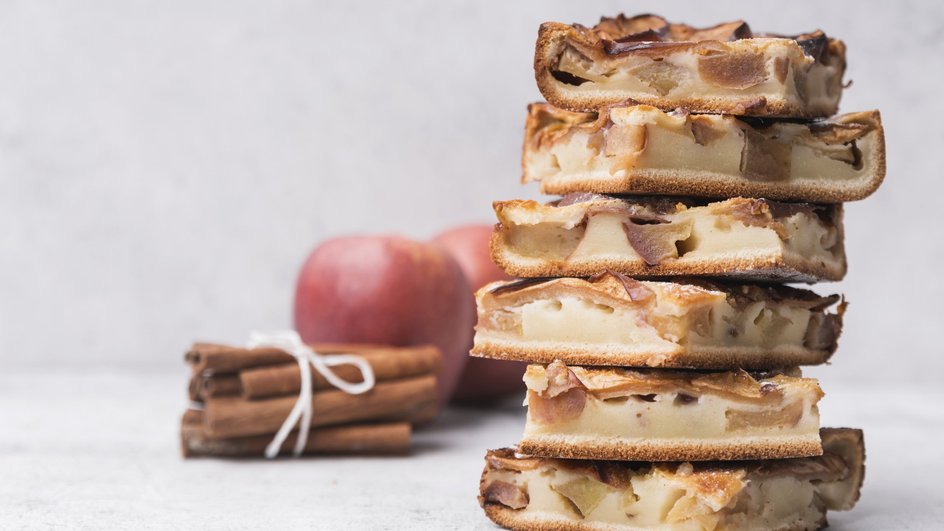 Кусочки заливного пирога с творогом и яблоками, выложенные стопкой