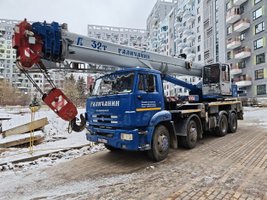 Машина для эвакуации во дворе жилых домов