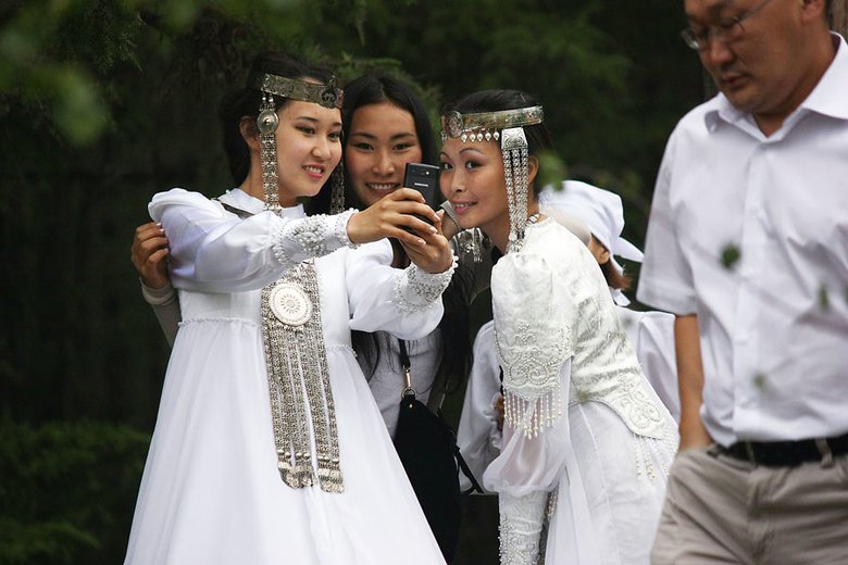 Якутки в традиционных платьях на праздновании Ыысаха