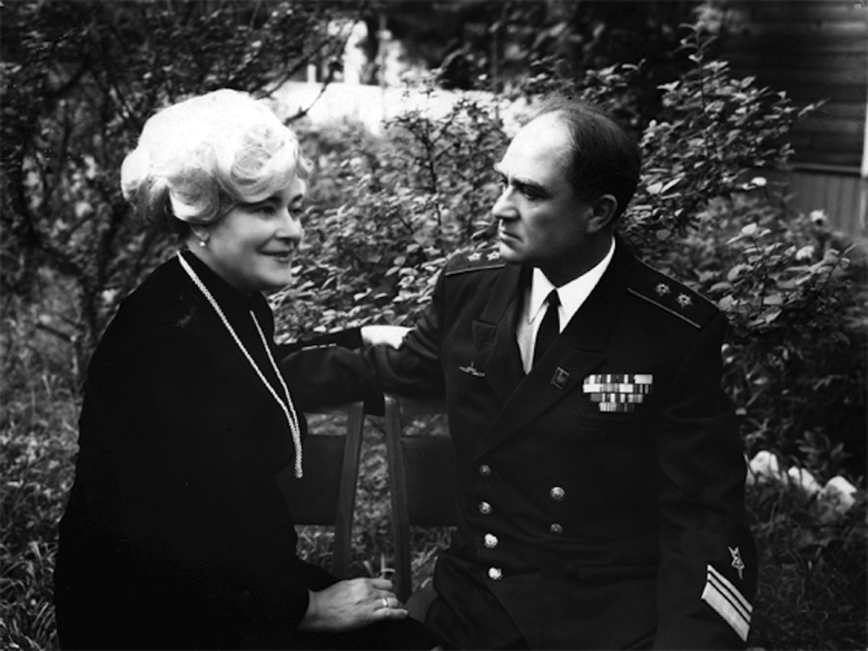 Командующий Тихоокеанским флотом адмирал Эмиль Николаевич Спиридонов с женой. Фото: geroi-vmf.ru