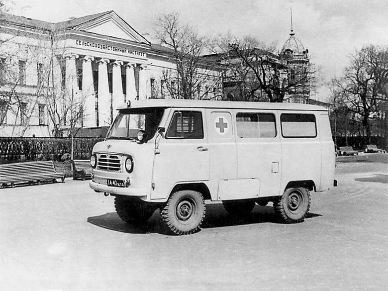 Полноприводный санитарный УАЗ-450А серийно производили с 1958 г. Несколько лет, начиная с 1961-го, выпускали и моноприводный вариант УАЗ-451А