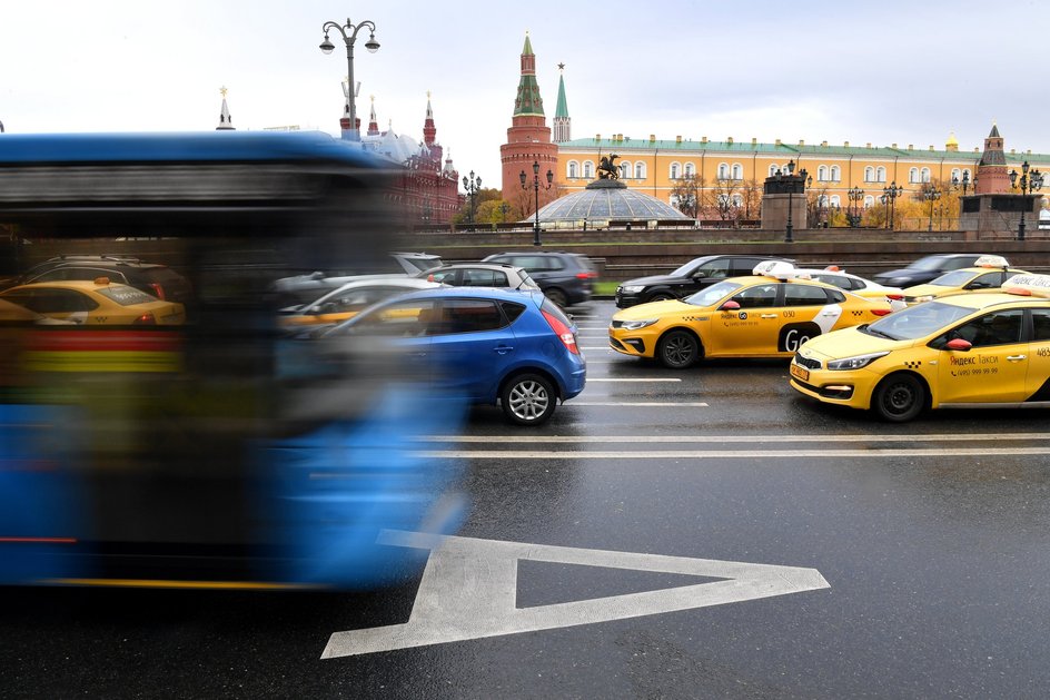 Выделенная полоса для общественного транспорта, такси Выделенная полоса для общественного транспорта, такси