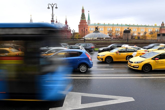 Выделенная полоса для общественного транспорта, такси Выделенная полоса для общественного транспорта, такси