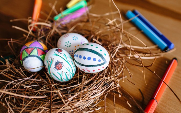 Красим пасхальные яйца с детьми: 11 ярких идей