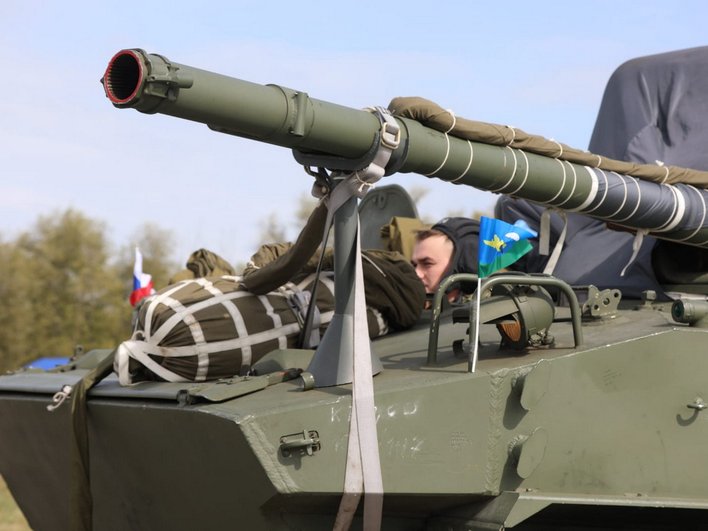 Механик водитель в люке БМД Механик водитель в люке БМД