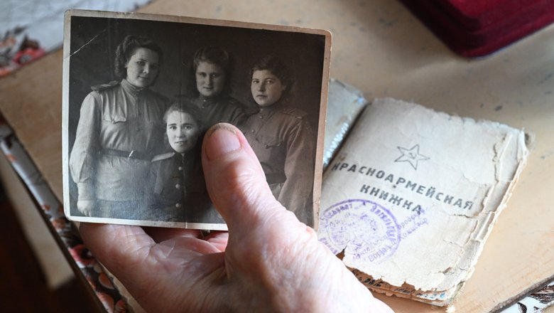 Фотография с женщинами — ветеранами Великой отечественной войны Фотография с женщинами — ветеранами Великой отечественной войны
