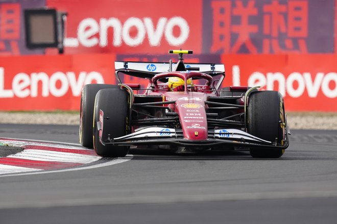 Пилот Ferrari Льюис Хэмилтон из Великобритании управляет своим автомобилем во время гонки Гран-при Китая Формулы-1 на международном автодроме Шанхая
