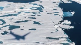 Первая: фото Гренландских озер с камеры очевидца. Вторая и третья: фотографии со спутника Copernicus Sentinel-2. Источник: ESA