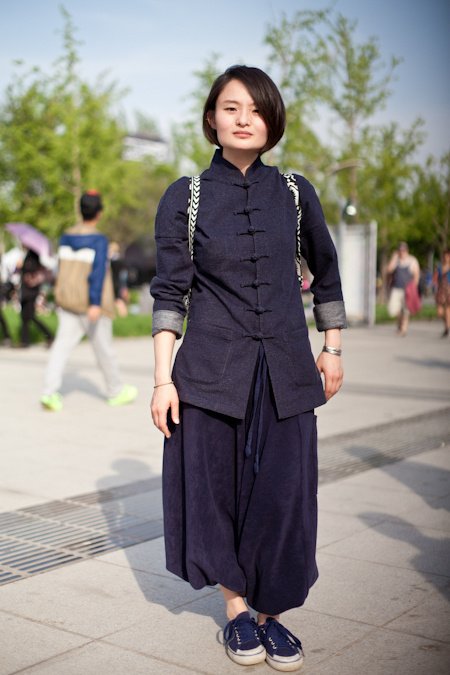 Жители Пекина мастерски миксуют традиционную одежду с современными вещами