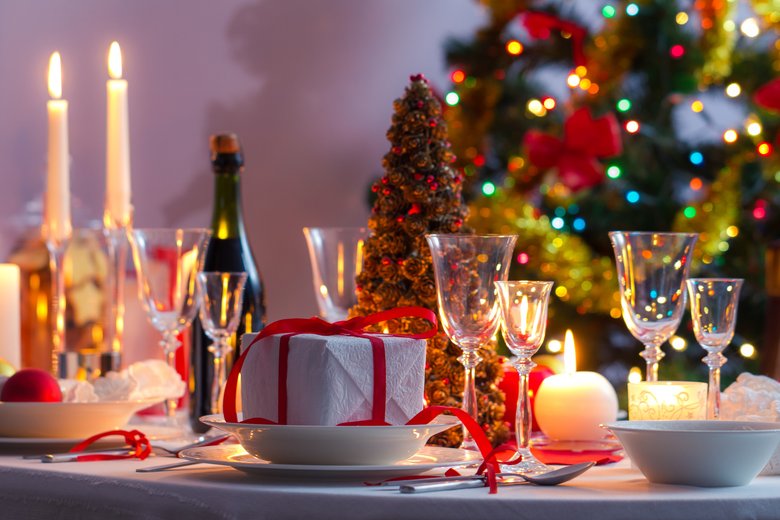 Новогодняя сервировка стола добавляет праздничного настроения
