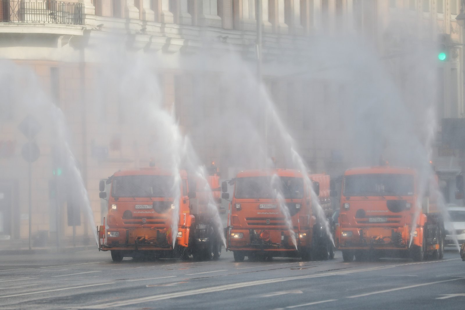 Зачем поливальные машины направляют струи вверх