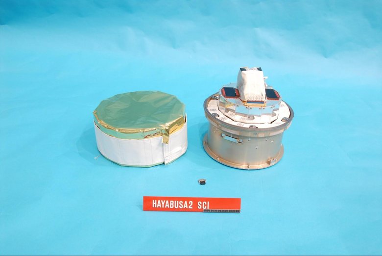 Бомба, которая была взорвана над астероидом Рюгу (справа) и ее кожух (слева). Фото: JAXA